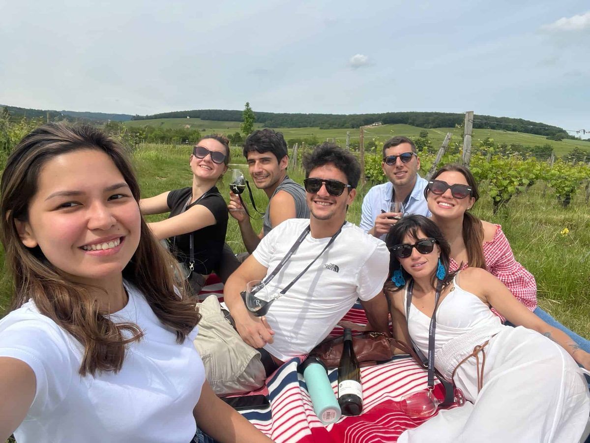 Gruppe beim Picknick in den Weinbergen des Weinguts Jung Dahlen – Route Rheinblick, gegenüber von Mainz